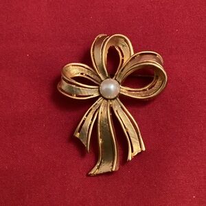 Ribbon bow with faux pearl gold tone unsigned
